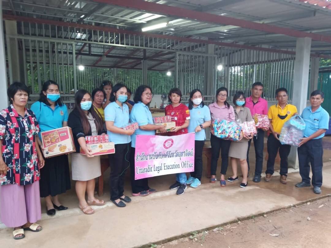 ﻿สำนักงานบังคับคดีจังหวัดอุตรดิตถ์ ร่วมกับสำนักงานบังคับคดีจังหวัดอุบลราชธานี ลงพื้นที่มอบเครื่องอุปโภคบริโภค เพื่อช่วยเหลือผู้ประสบอุทกภัย ในพื้นที่จังหวัดอุตรดิตถ์